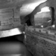Ein schwarz-weißes Foto einer Höhle mit Lichtern.