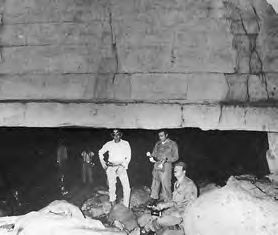 Eine Gruppe von Männern, die in einer Höhle stehen.