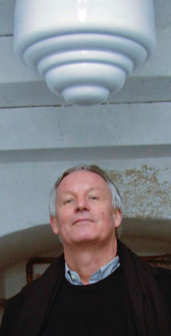 UFO-Metallfragment aus Roswell spurlos verschwunden Neue Verwirrung um seltsame Metallteile, die der Amerikaner Frank Kimbler im Bereich der UFO-Absturzstelle von Roswell gefunden haben will. Erste Tests wiesen auf einen nichtirdischen Ursprung hin. Weitere Labor-Analysen sollten Klarheit bringen. Wie jetzt aber bekannt wurde, scheint eines der Fragmente auf dem Weg zur Arizona State University’s School of Earth and Space Exploration in Tempe spurlos verschwunden zu sein. Das Fedex-Päckchen traf zwar dort ein – allerdings entpuppte sich die darin befindliche Plastikbox nach dem Auspacken als leer, wie Forscherin Lynda Williams nach Erhalt verwundert feststellte. Kimbler, der am New Mexico Military Institute Geologie und Erdgeschichte lehrt, versichert, dass er das Fragment «garantiert» eingetütet hätte: «Notorische Skeptiker werden nun behaupten, dass ich das Stück nie in die Box gepackt hätte. Und die Verschwörungsfreaks werden wohl behaupten, dass sich die Regierung das Fragment gekrallt hat.» – Abbildung 8