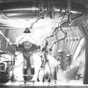Ein schwarz-weißes Foto eines Raumes mit Robotern.