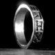 Ein silberner Ring mit einem Licht.