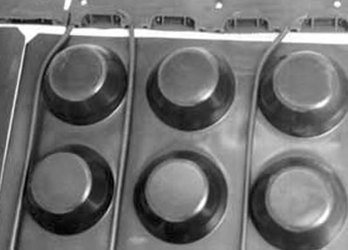Ein Schlussspiel eines Metallplatts mit sechs Löchern.