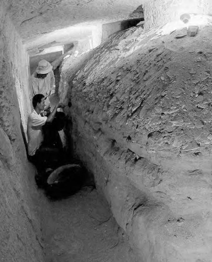 Ein schwarz-weißes Foto von zwei Männern in einer Höhle.