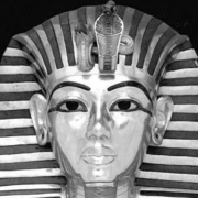 Eine Statue eines Pharao mit einer Krone.