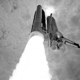 Eine Rakete fliegt durch die Luft und viel Rauch kommt aus ihr.
